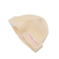 Detalle de gorro de punto crema con etiqueta de tela rectangular y texto rosa - 1-6 Años / Beige