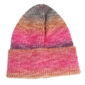 Detail van meerkleurige tie-dye gebreide muts met dikke ribstructuur en omgeslagen rand - M (56-58cm) / Rozerood Gradiënt