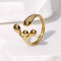 Anillo de oro irregular minimalista con diseño de metal líquido sobre piedra - Dorado