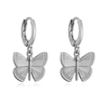 Dettaglio macro di orecchini a farfalla in argento con chiusura a cerchio sicura - Stile A: Farfalla / Oro Bianco