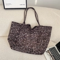 Sac tote en daim à imprimé léopard rose avec poche frontale et fines anses de transport - Gris