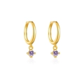 Dettaglio di orecchini a cerchio dorati con pendenti in pietra viola e castone a 4 griffe - Oro 18K / Zircone Viola