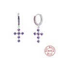 Vista macro di orecchini a croce in argento 925 con pietre di zircone viola rotonde - Argento-Zircone Viola