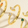 Gros plan de bagues dorées ajustables ornées de zircons colorés et de perles fines - Ouvert Réglable / Bague Zircone Blanche Marquise