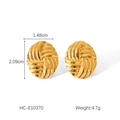Detalle macro de pendientes ovalados con textura tejida y baño de oro de 18K con medidas - Dorado (HC-E10370)