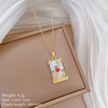Detail der Lovers Tarot Halskette mit blauem Edelstein und Goldkette auf einer Box - The Lovers Tarot (E452)