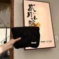 Neceser acolchado negro con textura de burbujas y etiqueta tejida de marca de lujo - Estilo Plisado Rombo / Negro