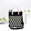 Modische schwarz-weiße Stricktasche im Schachbrettmuster mit Schultergurt und Henkel - Gitter Muster Handytasche-Schwarz