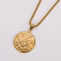 Detalle del colgante masónico dorado con compás y escuadra sobre fondo blanco - Cadena de 60cm / Dorado