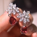 Orecchini a fiore in argento con zirconi bianchi marquise e pietre rosse a goccia - Oro Bianco (Pietra Principale Rossa)