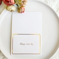 Weiße Grußkarte mit Goldfolienrand und Happy Every Day Text auf weißem Kunstfell - Jeden Tag Glücklich