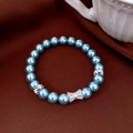 Dettaglio del bracciale con perle blu con ciondolo a fiocco argento e strass scintillanti - Stile Fiocco Blu (26#)