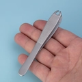 Pinza per apertura piercing in acciaio inossidabile con texture antiscivolo su blu - Mini morsetto per piercing all'orecchio