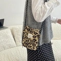 Dettaglio della borsa a tracolla in peluche leopardato con morbida trama in ecopelliccia - Leopardo Giallo