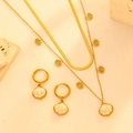 Conjunto detallado de collar de doble capa chapado en oro de 18k y pendientes con nácar - Conjunto De Joyas De Concha Festoneada Dorada (H813-H216)