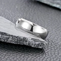 Makroaufnahme eines minimalistischen silbernen Edelstahlrings auf dunklem Stein - US 7 / Einfaches Silber