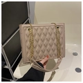 Dettaglio ravvicinato della borsa tote trapuntata beige con eleganti catene dorate - Cachi