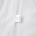 Detailaufnahme des Textiletiketts mit 50% Viskose und 50% Polyester auf weißem Kleid - Weiß (Materialdetails)