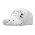 Dettaglio del berretto in pizzo floreale bianco con scritta MAKE in strass luccicanti - Strass Scintillanti MAKE Bianco
