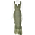 Robe midi nuisette verte froncée avec coupe sirène présentée sur un mannequin - S / Vert