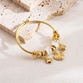 Bracelet doré avec pendentifs en cœur, perles irisées et breloques vintage chic - Blanc