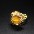 Makro-Detail des Vintage-Goldrings mit rohem Amethyst und kleinen braunen Kristallen - Unregelmäßiger Rohstein Offener Ring / Citrin
