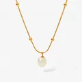 Elegante collana a catena serpente dorata con perla d'acqua dolce bianca e sfere d'oro - Oro (KDD707)