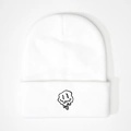 Weiße Strickmütze mit besticktem schwarzen schmelzenden Smiley im Streetwear-Stil - Weiß