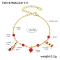 Detail van een gouden roestvrijstalen armband met rode granaatkralen en hangers - Granaat Kerst Multi-Element Armband (TXE187)