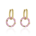 Detalle del pendiente de aro ovalado en oro de 18K con esmalte rosa y circonitas de color - Rosa