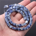 Dettaglio di perle quadrate in pietra naturale blu e bianca per creare gioielli - Perla a Cubo 4x4mm