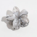Dettaglio della molletta per capelli a fiore con trama marmorizzata e motivo a inchiostro - 6cm Grigio