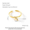 Macro-opname van verstelbare 18K vergulde ring met glinsterende kristallen inleg - Verstelbaar Open / Goud