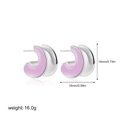 Détail macro de boucles d'oreilles émaillées roses en C avec hauteur de 19mm et clou S925 - Argent & Rose Brumeux