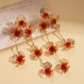 Orecchini vintage dorati con fiori traforati e rose rosse a strati da donna - Perno per orecchini in argento - Rosso