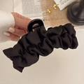 Große schwarze Haarklammer aus plissiertem Satin mit eleganter Rüschentextur - Weiches Licht Satin Plissierte Haarklammer