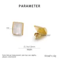 Detailansicht quadratischer Edelstahl-Ohrstecker mit weißer Muschel, 14x12mm - Goldener Stil (KE114374-K)