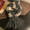 Écharpe en tricot à rayures gris et beige avec franges dans un décor de style de vie - Gris