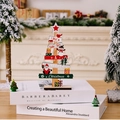 Houten kerstboom tafeldecoratie met Kerstman en Sneeuwpop op witte boeken - Kerstman en Sneeuwpop