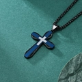 Collar de cruz azul y negro con engranajes y circón sobre mármol verde - Colgante Negro y Azul con Cadena de Bolas Negra
