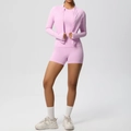 Détail du haut et short de yoga rose 3 pièces en tissu brossé respirant et extensible - Rose Sakura