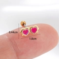 Pendientes de doble corazón rosa en oro sobre la punta del dedo para mostrar escala - Oro-Corazón Rosa