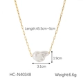 Primer plano de cadena de acero oro 18K con colgante de perla barroca blanca - Collar con Colgante de Perla Barroca(HC-N40348)