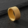 Detailaufnahme von 10mm goldenem Netzring mit Webstruktur auf dunklem Steinboden - US 6 / Gold