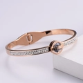 Dettaglio del bracciale in oro rosa con numeri romani e doppia fila di cristalli lucidi - Bracciale con Numeri Romani in Zirconia / Oro rosa