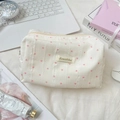 Flache Ansicht der cremefarbenen Kosmetiktasche mit Herzprint auf dem Schreibtisch - Rosa / Groß