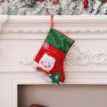 Calcetín navideño de fieltro rojo con muñeco de nieve 3D colgado en una chimenea blanca - Muñeco de Nieve