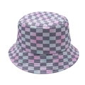 Dettaglio del cappello alla pescatora a scacchi sfumati colorati con cuciture di precisione - Quadri Rosa e Verde
