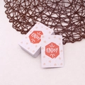 Detail van luxe cadeaubonnen met ENJOY-ontwerp voor de verpakking van bloemboeketten - Eenvoudige vorm zegenkaart - #2 Rood ENJOY