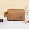 Senkrecht gesteppte Kosmetiktasche aus braunem Leder mit KTMO-Logo und Tragegriff - Lässiger Organizer in Kissenform (X-218) / Kaffeebraun